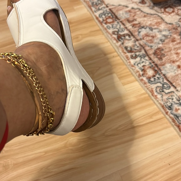 EUC,WHITE sandals,size 8M,worn once,very lightweight,faux LEATHER, Velcro strap - Picture 13 of 13